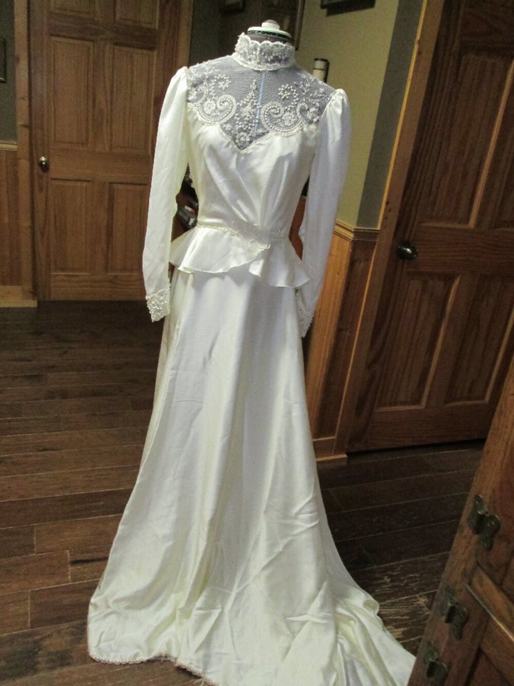 vtg Union md Victorian ivory wedding dress ruffle lace pearls and long train 12
